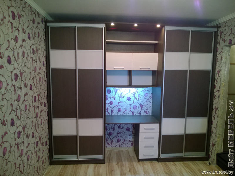 Два шкафа-купе и стол